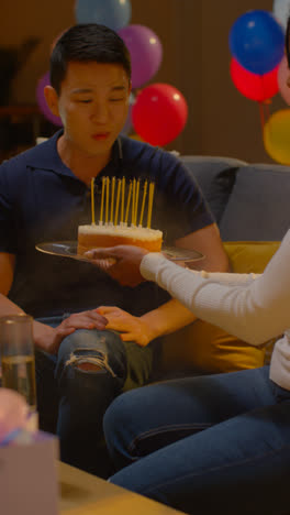 Vertikales-Video-Einer-Multikulturellen-Gruppe,-Die-Zu-Hause-Den-Geburtstag-Von-Freunden-Mit-Kuchen-Und-Kerzen-Auf-Party-1-Feiert